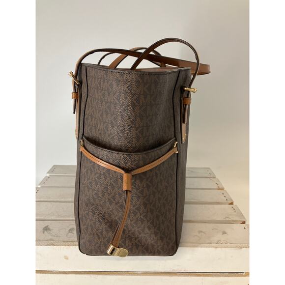 MICHAEL KORS, LARGE BROWN SIGNATURE LEATHER SHOULDER BAG - Picture 2 of 16